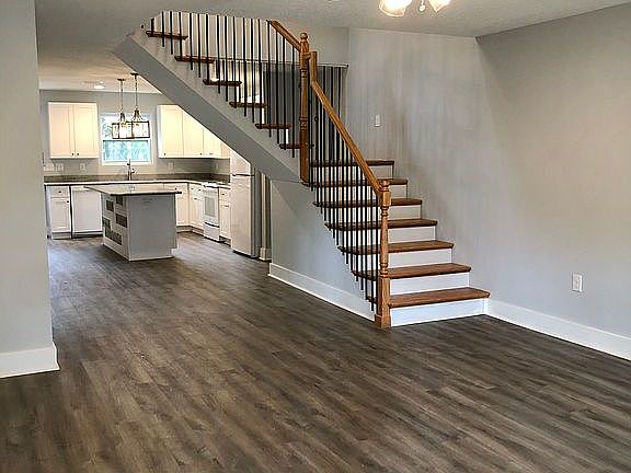 4th image of 2704 W Jackson St