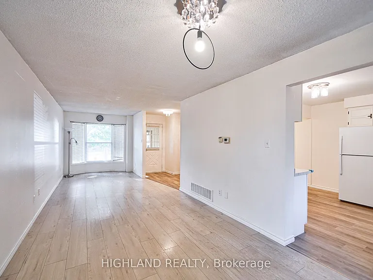 6455 Tisler Cres — Photo 10