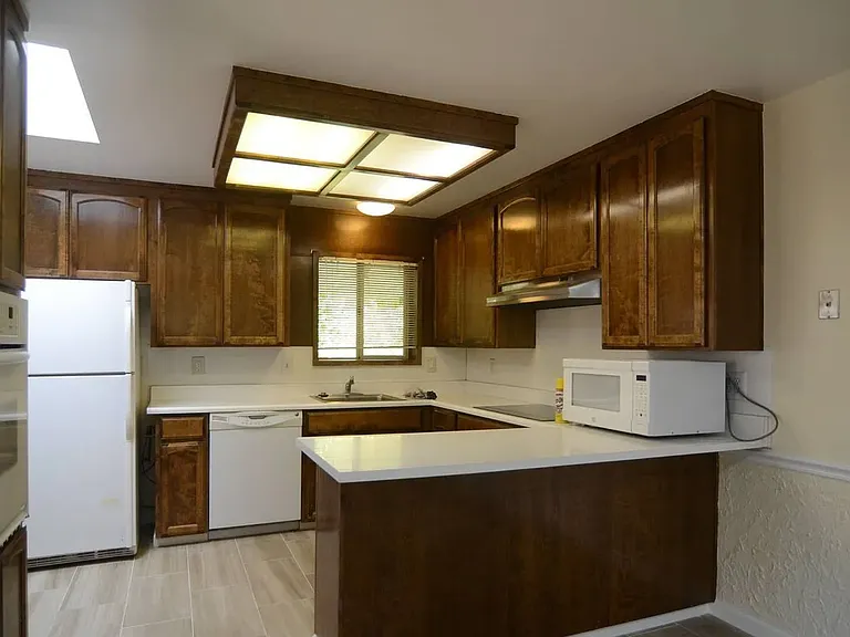 2477 Middlefield Ave — Photo 4