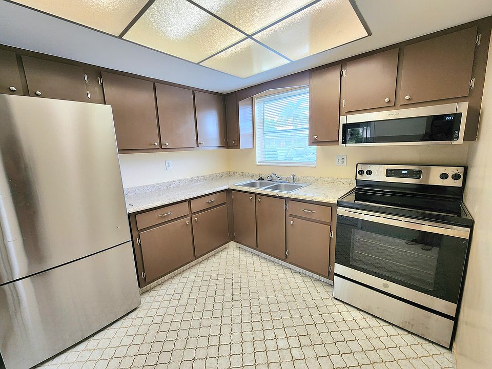 1st image of 2711 Barkley Dr W APT C