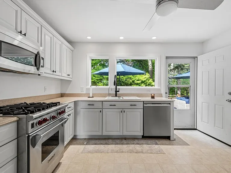 19 Peconic Ave — Photo 11