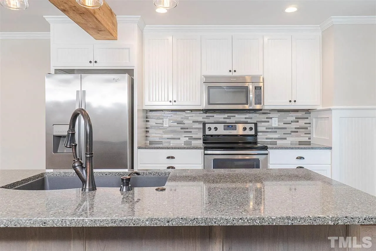 2 bed, 1337 sqft, $1,975 — Photo 3