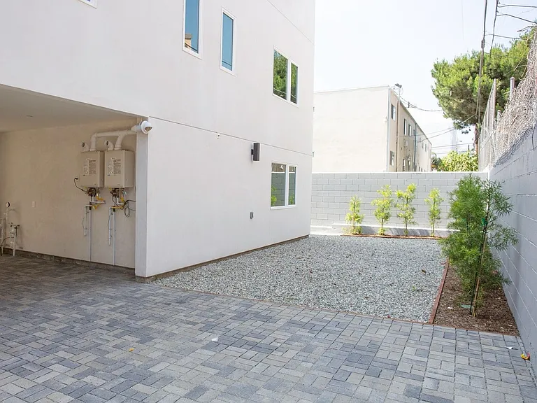 1242 N Beachwood Dr — Photo 19