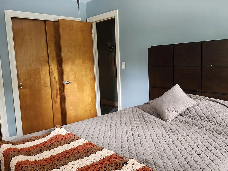 Bedroom/ Queen Bed