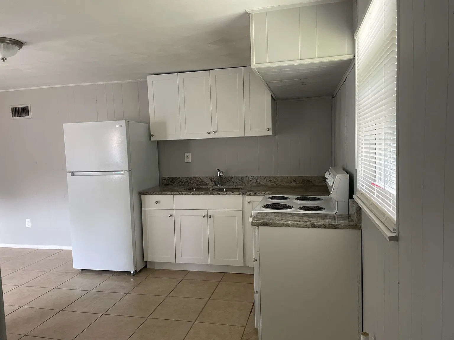Half Deposit for Sept 1st Move in - 1 bedroom with 1 bath w/ driveway parking — Photo 4