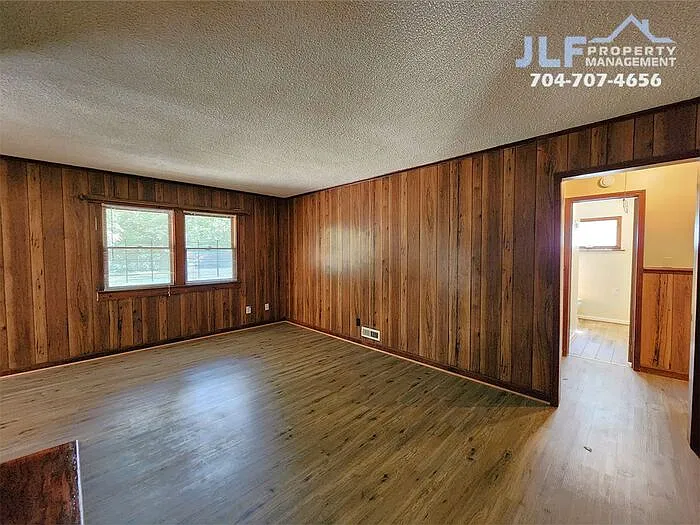3 bed, 1.0 bath, 1108 sqft, $1,595 — Photo 2