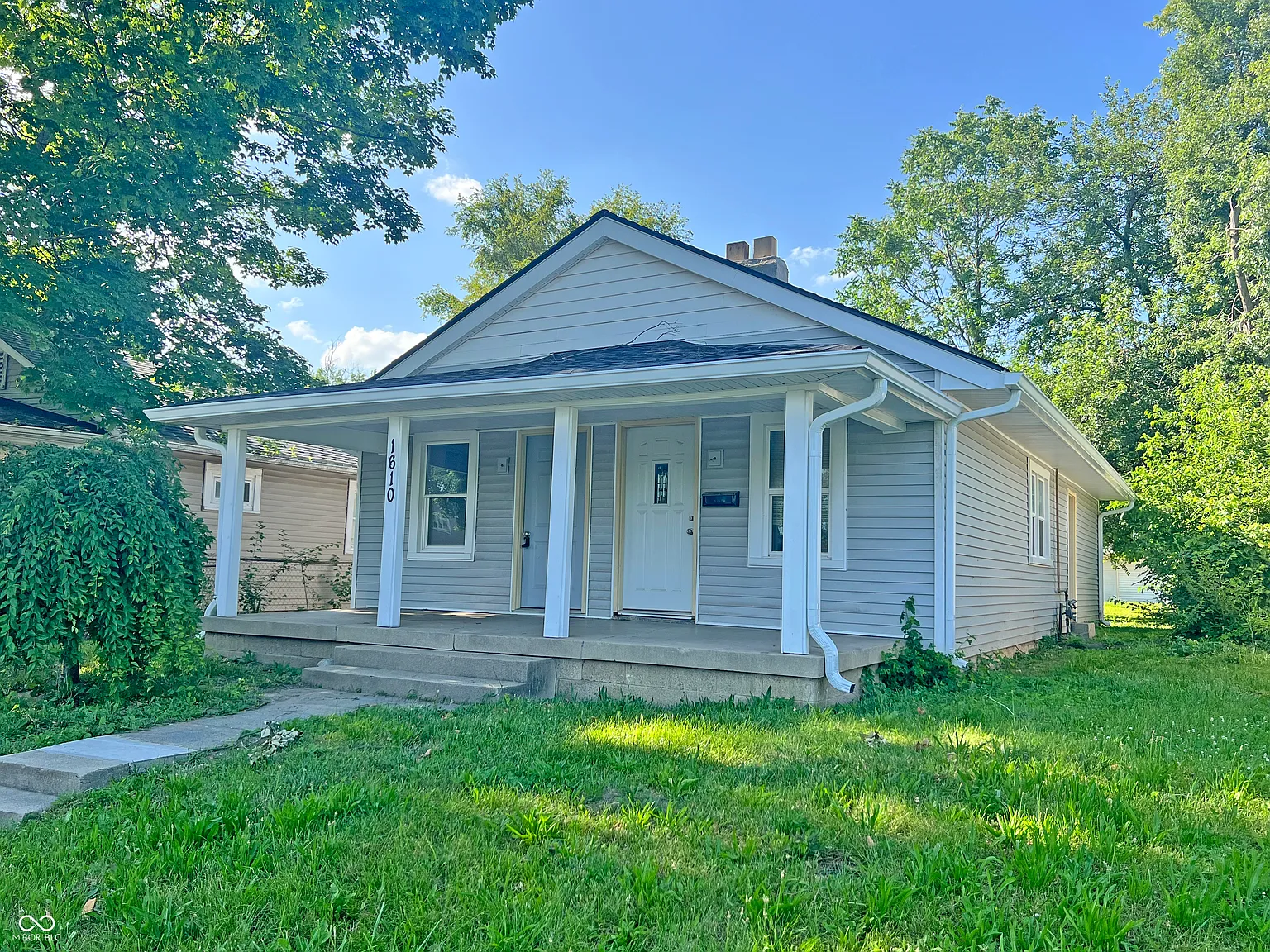 1610 Hoefgen St photo 1