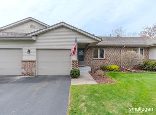 1015 Country Gdns NW, Grand Rapids, MI 49534
