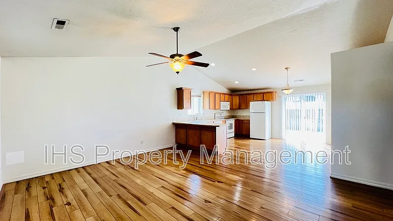 3 bed, 2.0 bath, 1200 sqft, $1,995 — Photo 3