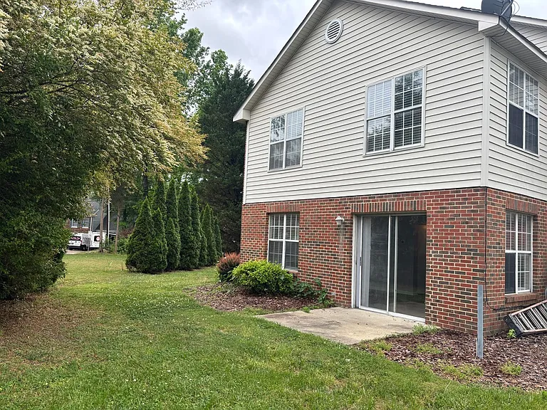 1000 Mount Holly Huntersville Rd #B — Photo 5