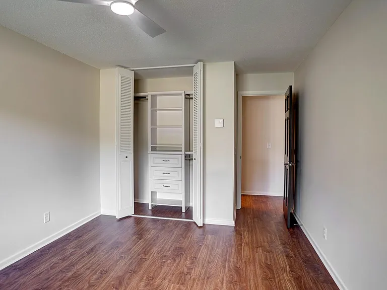 Wayzata Lake Apartments — Photo 35