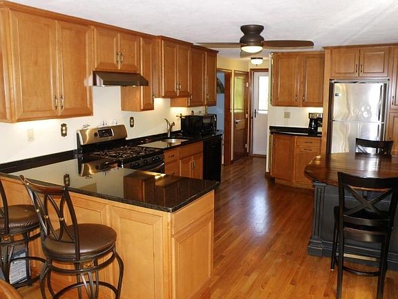 3rd image of 572 Rockland St