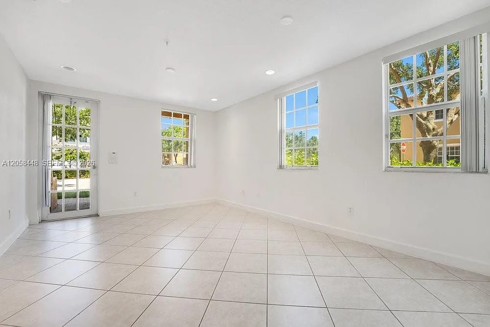 Cobblestone Condo — Photo 4