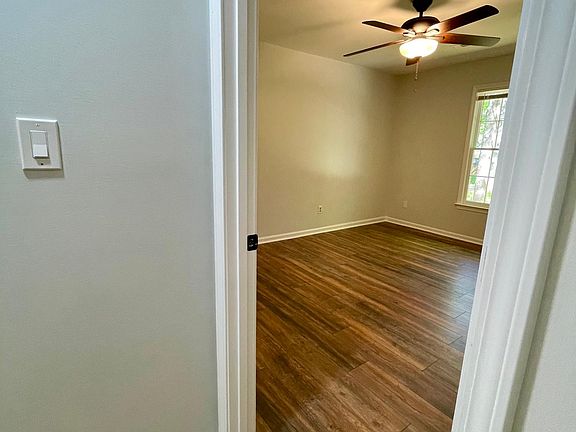 3rd image of 833 Bedford Park
