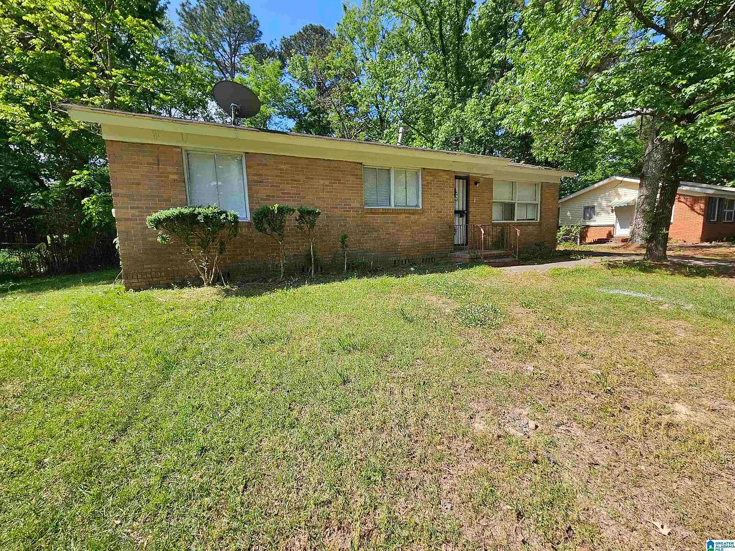 Charming 3 Bedroom Home with Spacious Yard - Your Dream Living Space Awaits! — Photo 2
