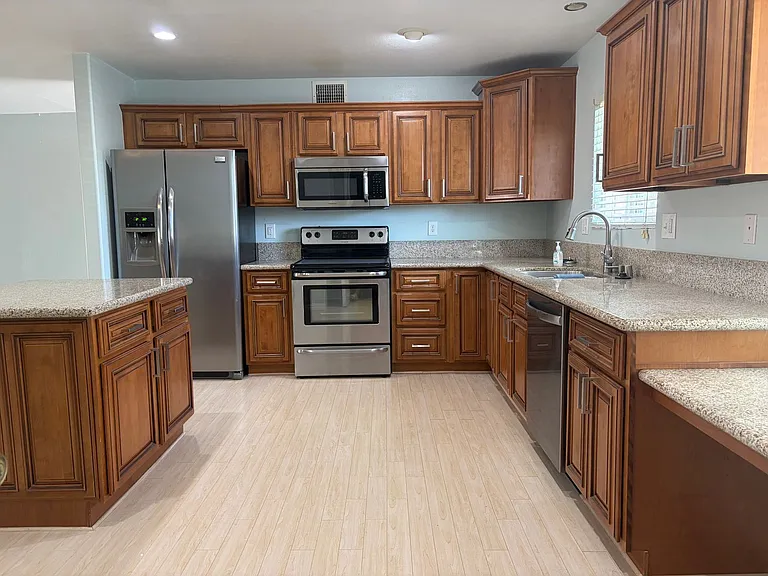 28033 Radford Dr — Photo 4
