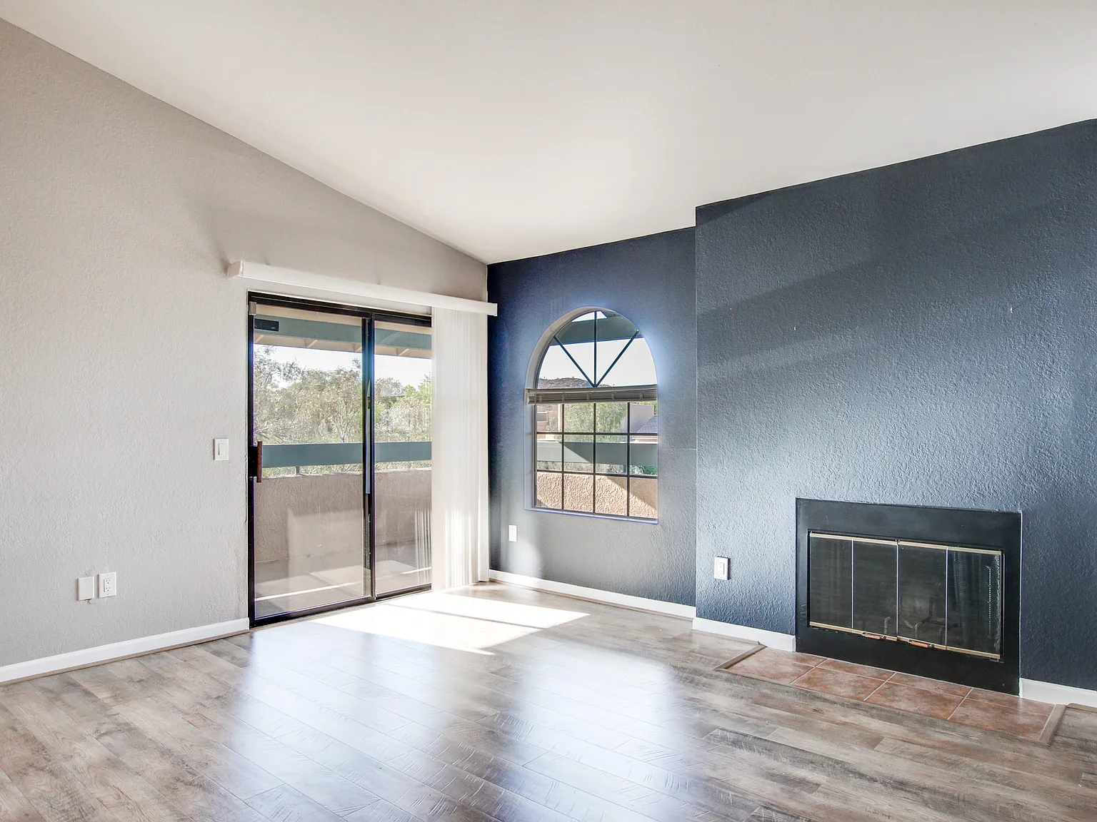 2 bed, 1005 sqft, $1,695 — Photo 4