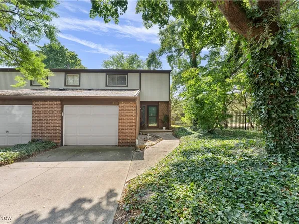 919 Saint Ambrose Dr, Akron, OH 44307