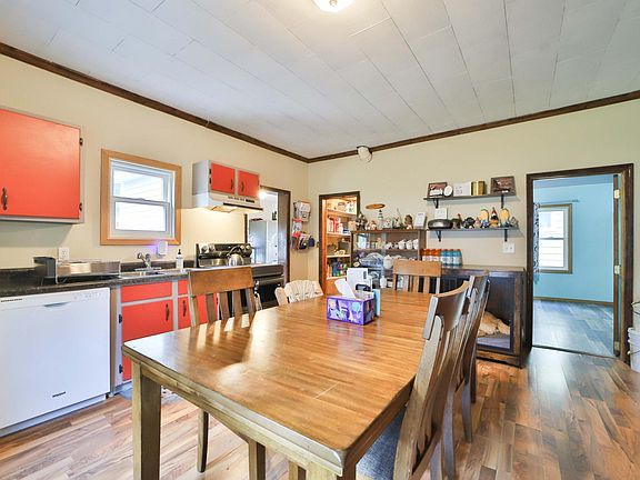 4th image of 403 8th St NE