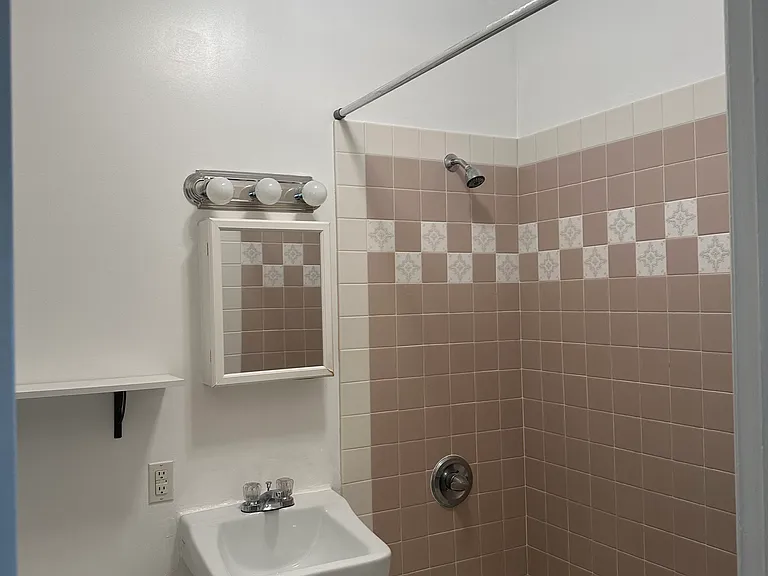 1672 Oxford St #1 — Photo 11