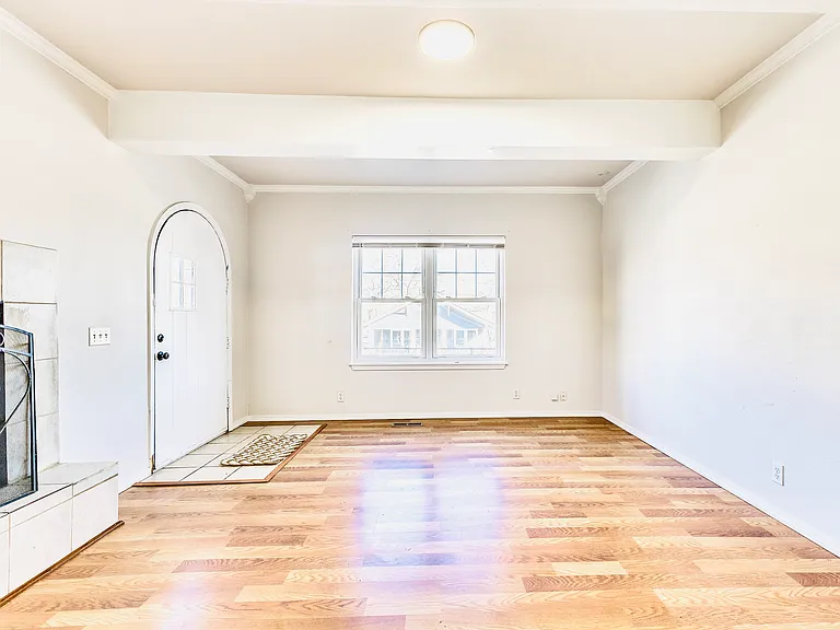 2240 E 17th Pl — Photo 7