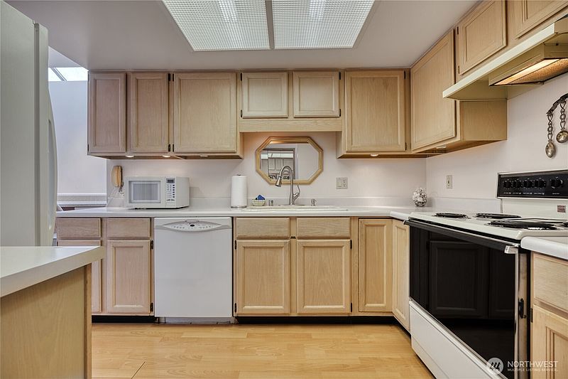 4th image of 1728 Edwards Drive #15