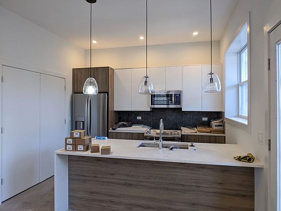3rd image of 2120 W Belmont Ave #2R