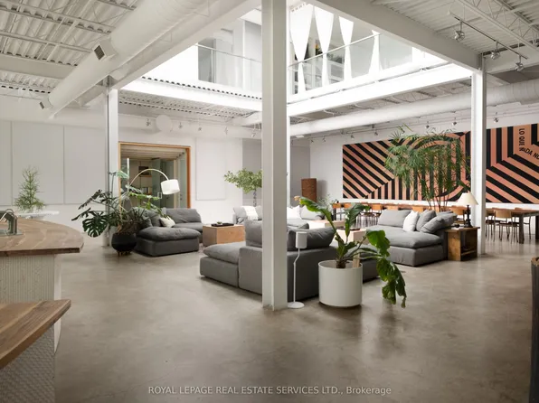 1 Roof Garden Ln, Toronto, ON M6H 1R2