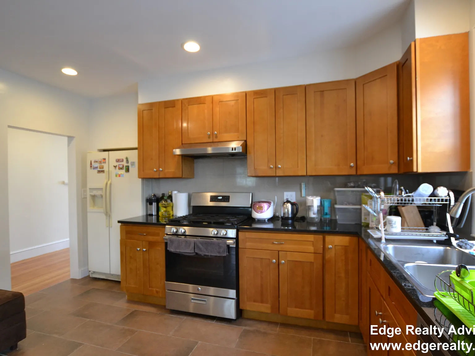 5 bed, 2.5 bath, 1900 sqft, $4,200 — Photo 4