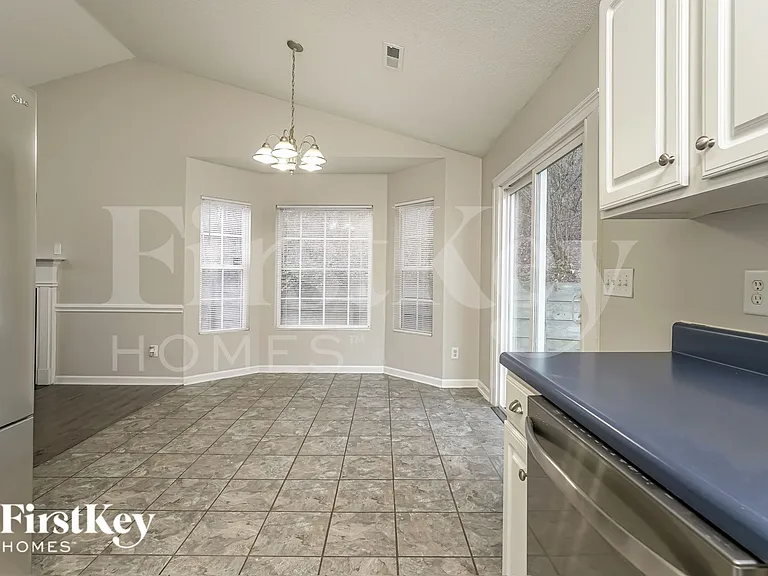 940 Londonderry Dr — Photo 5