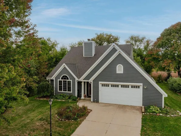2221 Inverness DRIVE, Waukesha, WI 53186