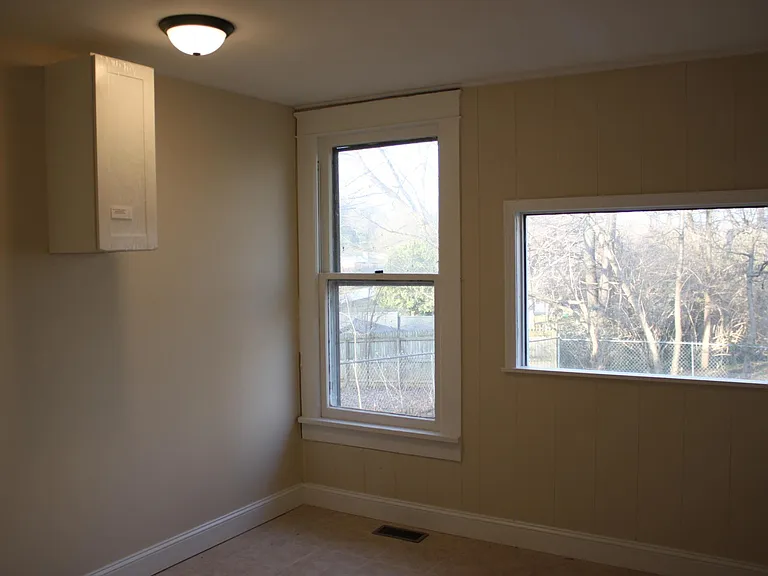908 Oak St — Photo 11