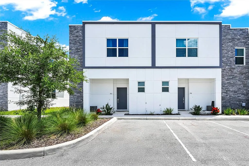 312 Famagusta Dr — Photo 2