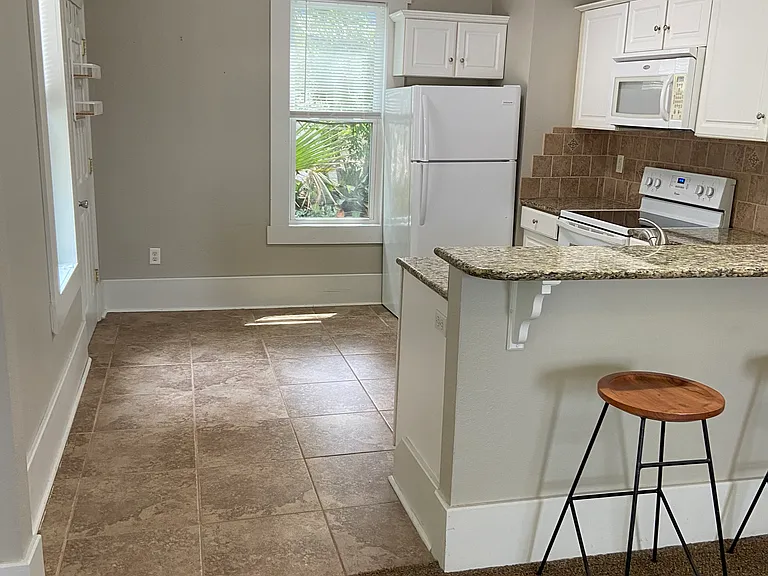 1012 E Cervantes St #D — Photo 4