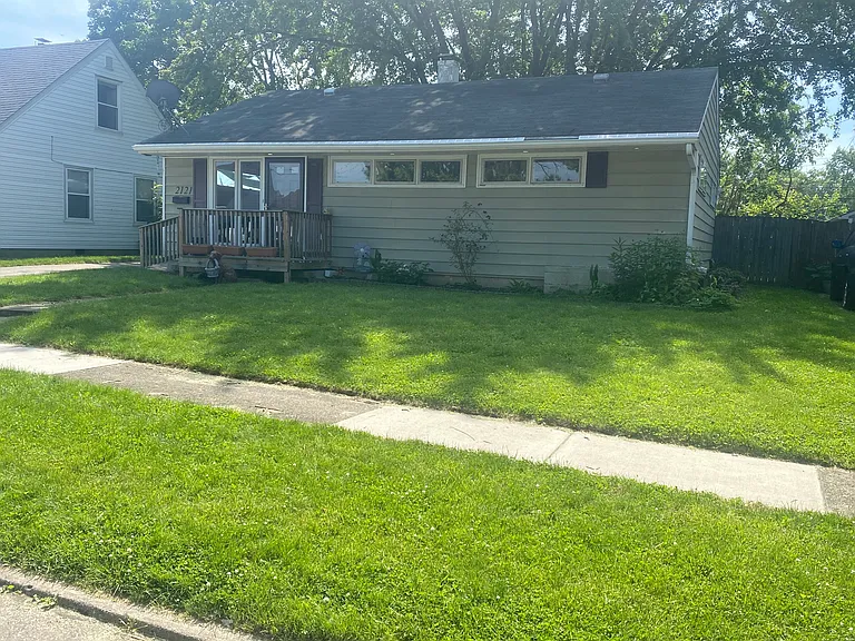 2121 Gay Dr — Photo 2