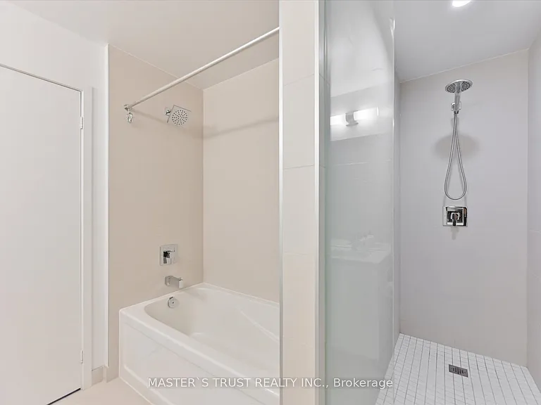 8 Eglinton Ave E #Penthouse 5801 — Photo 23