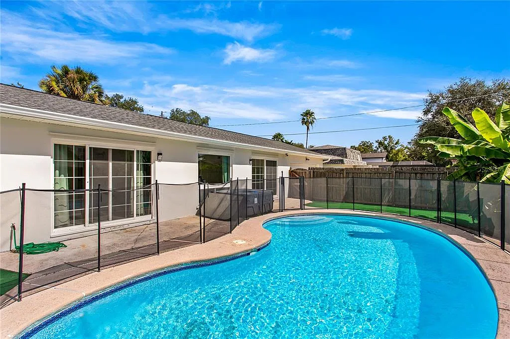 3 bed, 2.0 bath, 1611 sqft, $3,800 — Photo 3