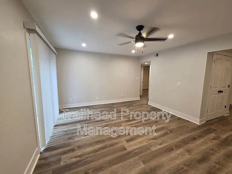 1107 W 40th St #1 — Photo 3