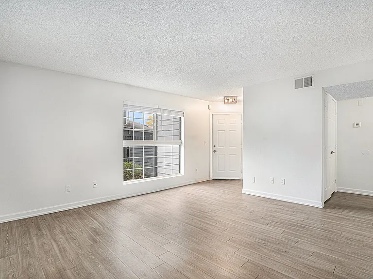 Oakdale Springs Apartments — Photo 28