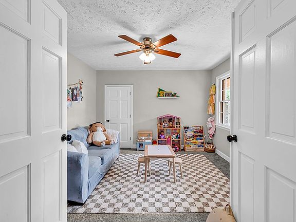 4th image of 1305 Forest View Rd.