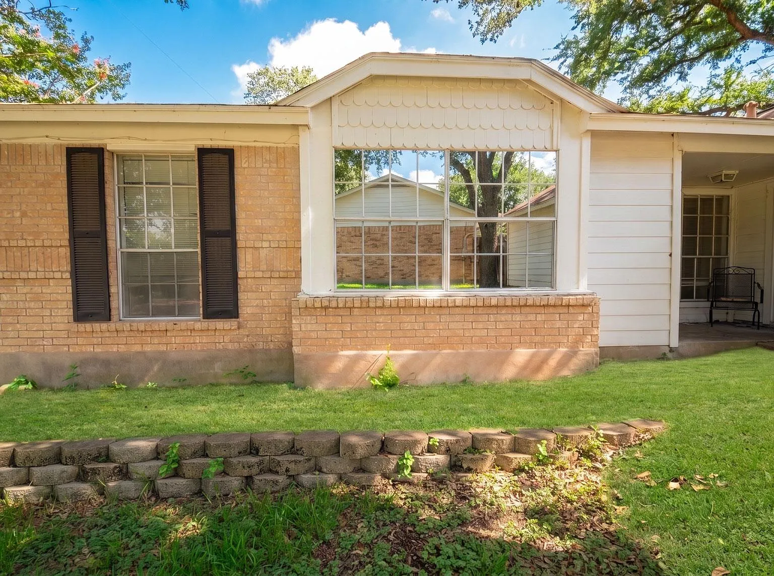 3 bed, 2.0 bath, 2002 sqft, $1,900 — Photo 2