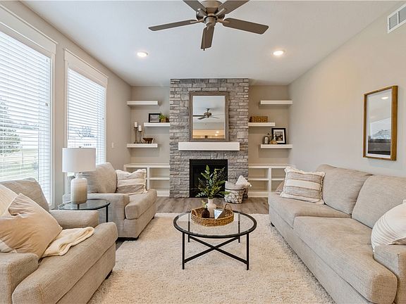 5th image of 375 NW Woodmoor Dr