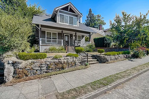 5042 7th Ave NE Photo 1