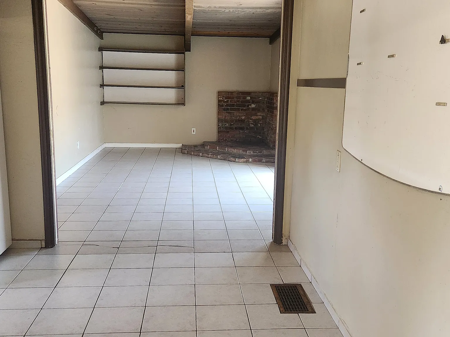 3 bed, 1200 sqft, $2,500 — Photo 3