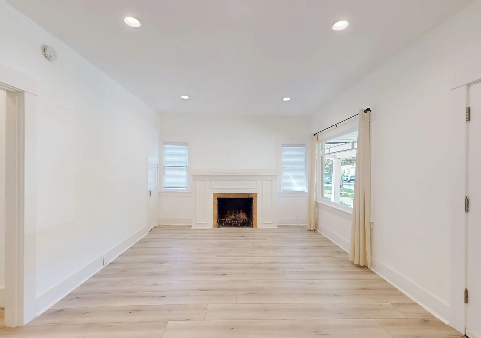 Fully Remodeled! Large 2 bedroom 1 bathroom for rent in Pasadena. — Photo 3
