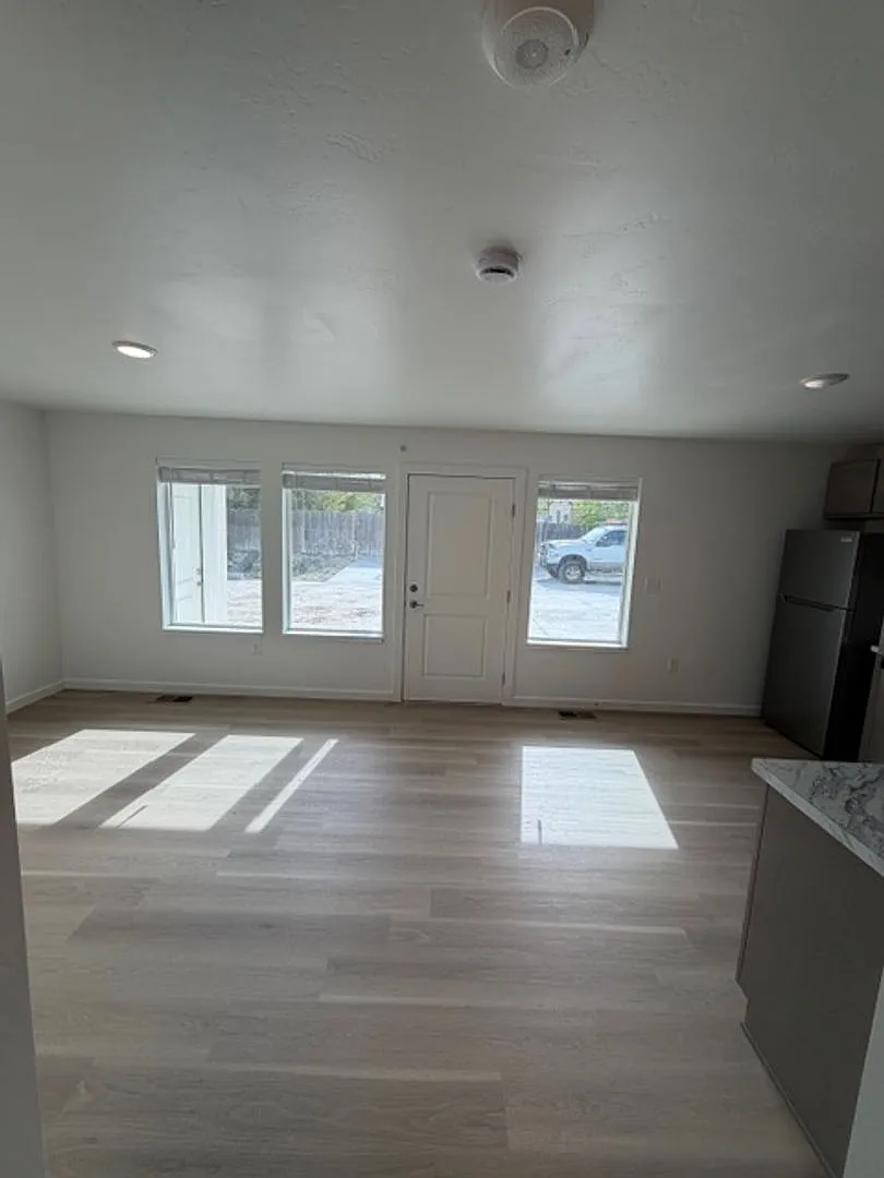Fresh & Modern 2BR Stylish Living in Quiet 6-Plex — Photo 2