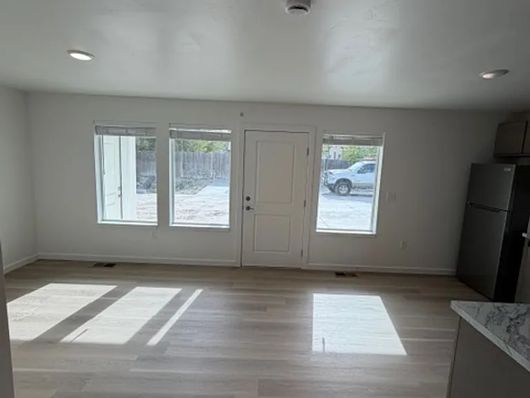 858 3rd Ave W — Photo 2