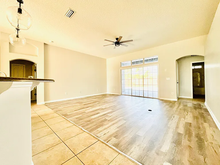 217 W Silverthorn Ln — Photo 12