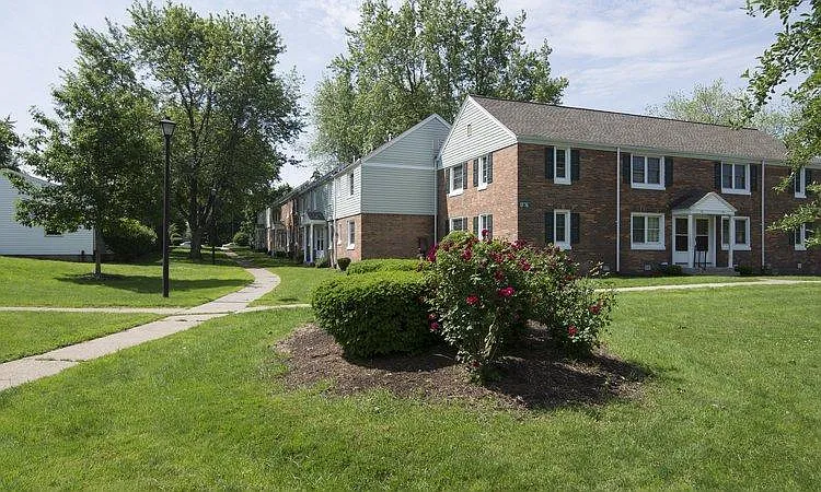 Fernwood Park Apartments — Photo 14