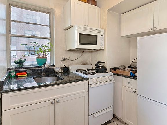 3rd image of 321 E 45th St APT 11C